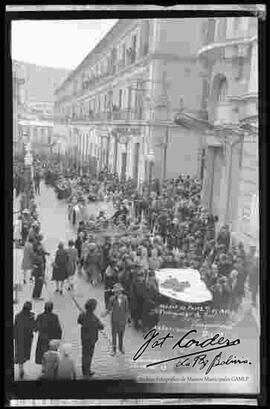 Manifestación de una multitud de personas en contra del ataque de paraguay al fortín  vanguardia, en la calle comercio