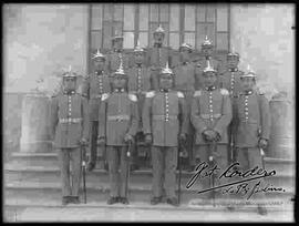 General quinteros, comandante del Colegio Militar, junto a oficiales en el mismo Colegio