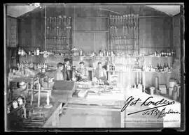Cadetes en el interior de la sala de laboratorio del Colegio Militar