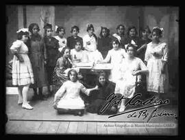 Foto de estudio de un grupo de señoritas estudiantes de un instituto en el interior de un salón