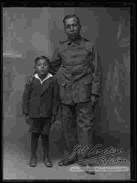 Foto de estudio de un soldado de la Guerra del Chaco junto a su hijo