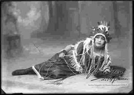 Foto de estudio de una señorita, luciendo un traje típico originario, de india norte americana.