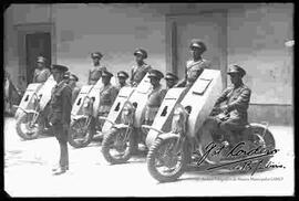 Grupo de policías patrulleros en motos