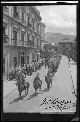 Oficiales y cadetes del Colegio Militar, desfilando cerca al palacio de gobierno, Plaza Murillo por las fiestas patrias del 6 de agosto