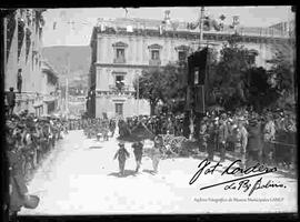 Desfile del 6 de agosto, por parte de estudiantes de la Escuela de la 3ra. Orden de San Francisco, pasando delante del palacio legislativo y palacio de gobierno, plaza Murillo.