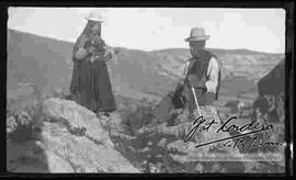Pareja de campesinos, en algún pueblo