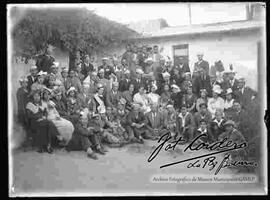Grupo de empleados de la casa importadora de materiales, en el patio de una casa particular celebrando un acontecimiento