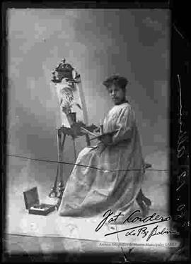 Foto de estudio de una dama pintando un cuadro.