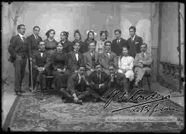 Foto de estudio de un grupo de jóvenes y señoritas de un instituto