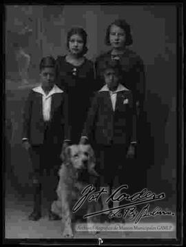 Foto de estudio. Dos hermanos.dos hermanas, una mascota