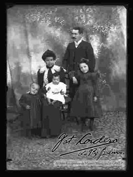 Una familia en el patio de una casa particular, con el fondo de un paisaje