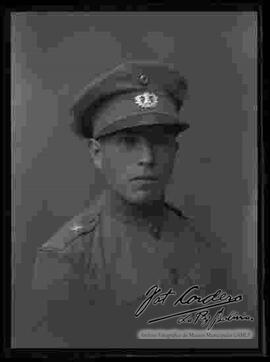 Foto de estudio, de medio cuerpo de un soldado de la Guerra del Chaco, perteneciente al Colegio Militar