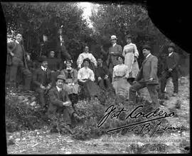 Grupo familiar, reunidos en el huerto de una casa particular por la celebración de un acontecimiento