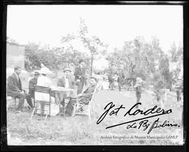 Familia descansando en una mesa. en día de campo.