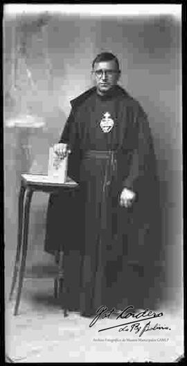 Fotografía de estudio de un sacerdote