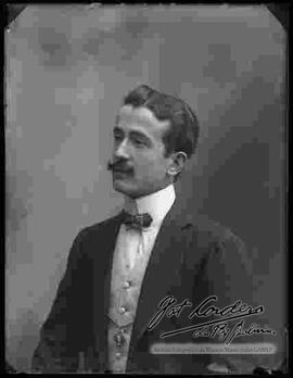 Foto de estudio de medio cuerpo de un varón con un modelo de bigote.