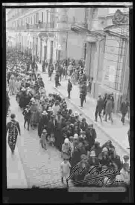 Manifestación de una multitud de personas  en apoyo a la Guerra del Chaco, pasando por la calle comercio