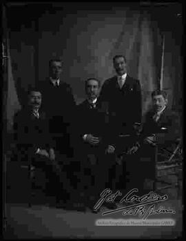 Foto de estudio del Doctor Díaz Romero, junto a otros personajes ilustres.