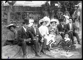 Familia de la alta sociedad  en el huerto de una casa, celebrando un acontecimiento,