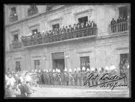 Presidente Hernando Siles, observando desde los balcones del palacio de gobierno el desfile del Colegio Militar