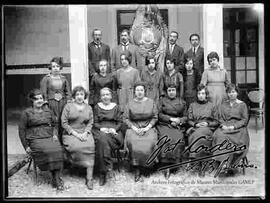 Grupo de 18 profesores del  liceo de señoritas La Paz. 14 profesoras y 4 profesores posando en el patio del liceo.