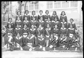 Grupo de señoritas formadas para la foto en el patio del colegio María Auxiliadora