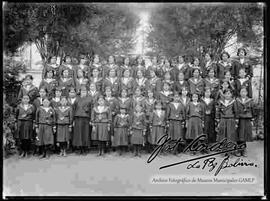 Grupo des señoritas estudiantes uniformadas y formadas para foto, en el patio del colegio Ingles Católico