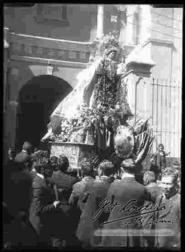 Ingreso de la Virgen del Carmen al interior de la iglesia, después de la procesión.
