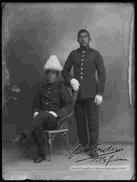 Foto de estudio de dos cadetes, músicos de la banda  del Colegio Militar