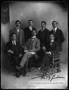 Foto de estudio de un grupo de siete varones.