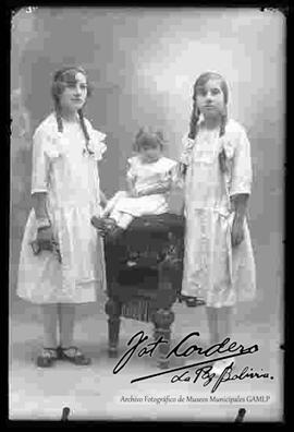Foto de estudio de tres niñas (hermanitas)