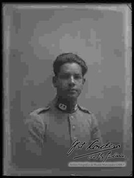 Foto de estudio, de medio cuerpo de un cadete del Colegio Militar