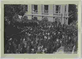 El pueblo acompañando a su domicilio particular al ex presidente Ismael Montes