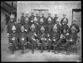 Comandante del Colegio Militar junto a cadetes, en el mismo Colegio