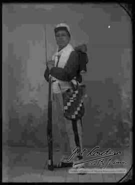 Foto de estudio de un  de un soldado Colorado de Bolivia sujetando un fusil
