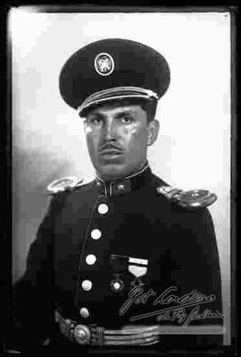 Foto de estudio, de medio cuerpo del General Aliaga