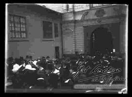 Grupo social, saliendo de la iglesia San Agustín, tras la celebración de una misa