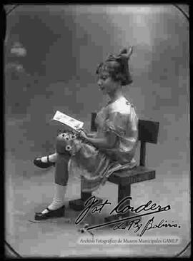 Foto de estudio de una niña leyendo