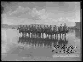 Comandante y oficiales junto al escuadrón de caballería del regimiento Abaroa  a orillas de un lago