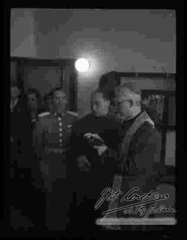 Lectura de la biblia por parte del arzobispo, el día del aniversario de la academia de policías