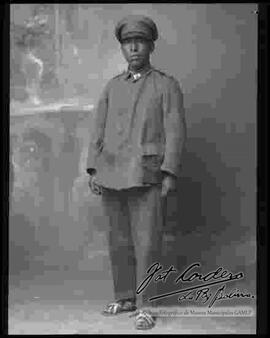 Foto de estudio de un soldado de la Guerra del Chaco, proveniente de una provincia