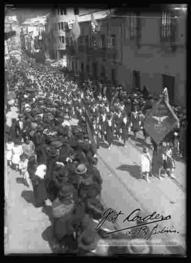 Desfile de señoritas estudiantes del colegio Santa Ana por  la calle Loayza.