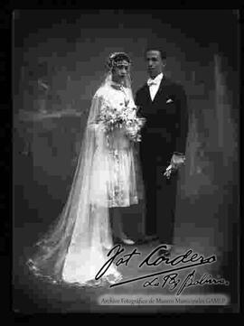 Foto de estudio de una pareja de novios, el día de su matrimonio