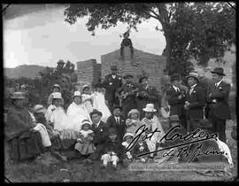 Familia  en el patio de una casa