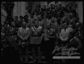 4ta toma. presidente Enrique Peñaranda, apreciando un discurso en su honor en las graderías del Palacio de Gobierno.