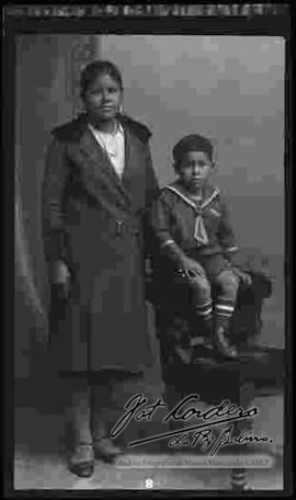Foto de estudio de una madre con su hijo