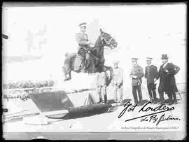 Cadete del Colegio Militar practicando hipismo, salto de obstáculos a caballo, frente a otros Militares