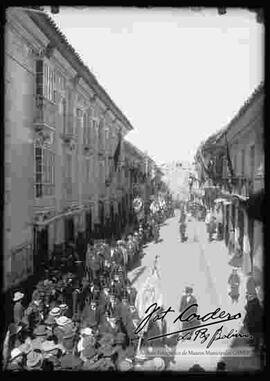 Desfile cívico del 16 de julio, pasando por la calle Mercado.