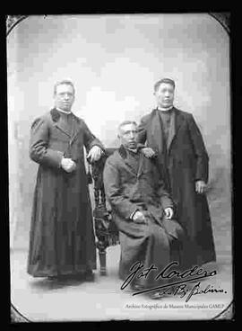 Foto de estudio de tres sacerdotes