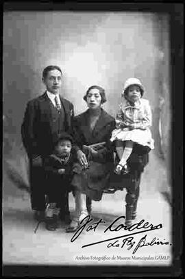 Retrato  de estudio de una familia